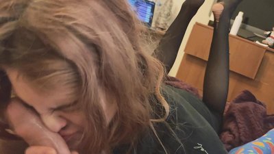 ديك الحلق ، جوارب طويلة ممزقة والكعوب الممزقة لطيفة للقاء